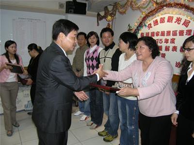 聯誼活動與長官合照