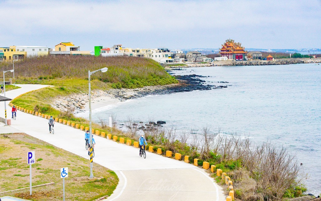 Yuwengdao Lighthouse offers a great place to admire the sunset